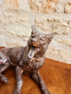 Alix, le chien allongé en métal n°987