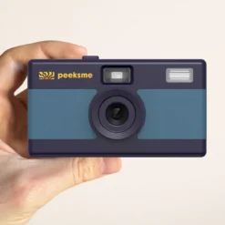 Appareil photo peeksme bleu + 1 paire de clips vert + 1 lanière bleue