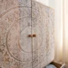 Armoire sculptée en bois de manguier