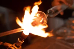 Atelier - soufflage du verre - bordeaux