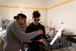 Atelier - soufflage du verre - bordeaux