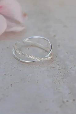 Bague fine ajustable double anneaux croisés -surya