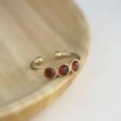 Bague grenat minimaliste trois pierre