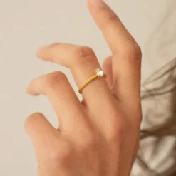 Bague réglable dorée cristal ovale blanc