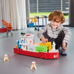 Bateau-container avec 4 containers