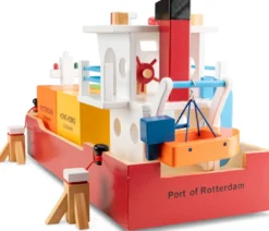 Bateau-container avec 4 containers