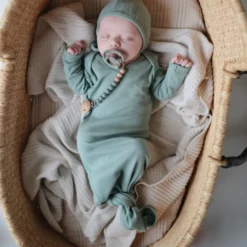 Bonnet de naissance à nouer roman green