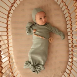 Bonnet de naissance à nouer roman green