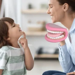 Bouche géante avec langue
