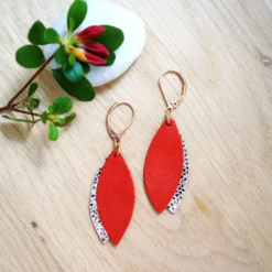 Boucle d'oreille petale rouge