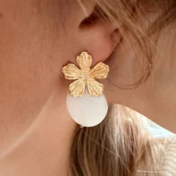 Boucles d'oreilles en laiton doré à l'or fin et nacre blanche naïade