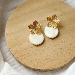Boucles d'oreilles en laiton doré à l'or fin et nacre blanche naïade