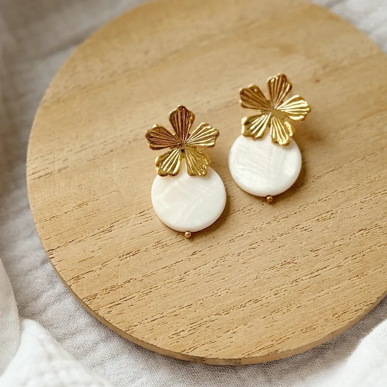 Boucles d'oreilles en laiton doré à l'or fin et nacre blanche naïade
