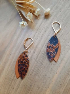 Boucles d'oreilles mini-pétale caramel