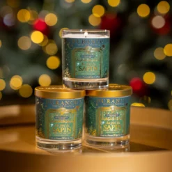 Bougie parfumée au pied du sapin