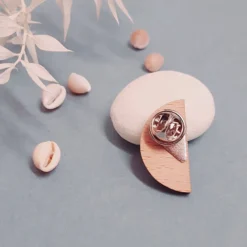 Broche en bois mini lune sirène