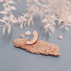 Broche en bois mini lune sirène