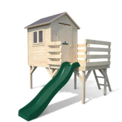 Cabane en bois sur pilotis avec toboggan