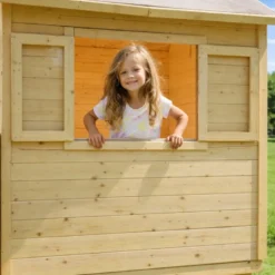 Cabane en bois sur pilotis avec toboggan