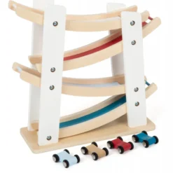 Ce circuit de voiturettes en bois