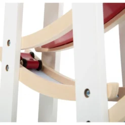 Ce circuit de voiturettes en bois