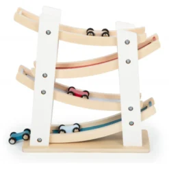 Ce circuit de voiturettes en bois