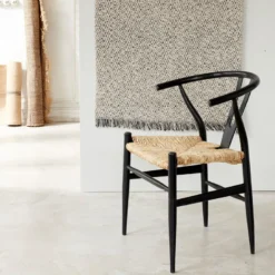 Chaise en mindi assise tissée noire