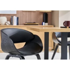 Chaise noire bent