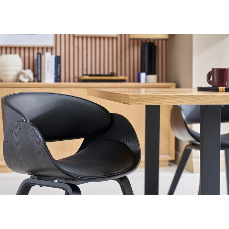 Chaise noire bent