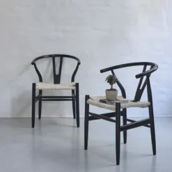 2 chaises noires assise tissée en mindi
