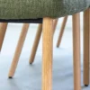 Chaise tissu vert pieds bois hêtre