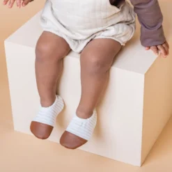 Chaussons les petits velours écru (pointures 24-26)