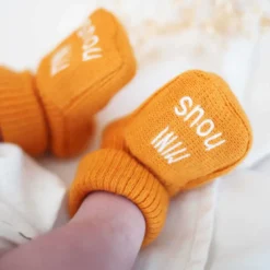 Chaussons naissance - mini nous #edbe00