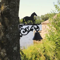 Cloche de jardin de porte ancienne cheval fonte marron 23x26cm