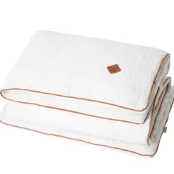 Couette et oreiller prêt à dormir