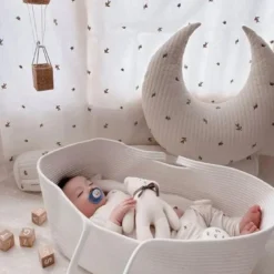 Couffin pour bébé tressé avec matelas en coton blanc cassé marron