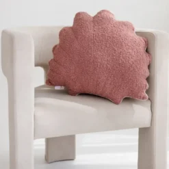 Coussin coquillage en bouclette avec bordure métallique chic rose