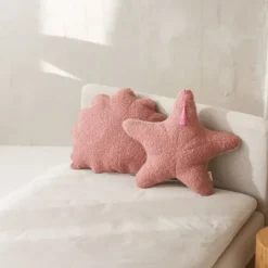 Coussin coquillage en bouclette avec bordure métallique chic rose
