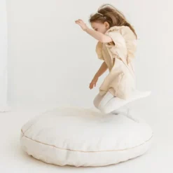 Coussin de sol bouclette pour enfant en tissu beige