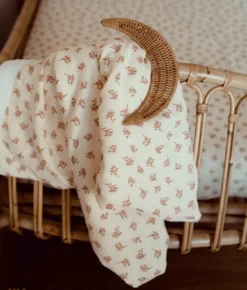 Couverture écrue fleurie rose