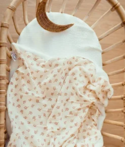 Couverture écrue fleurie rose