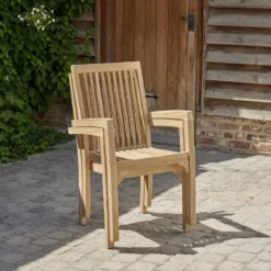 Fauteuil de jardin empilable en teck bru