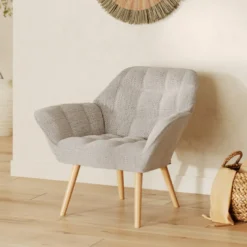 Fauteuil en tissu gris clair et pieds en bois - simba