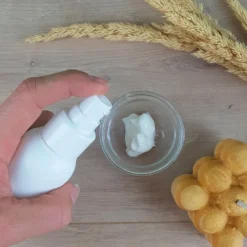 Flacon 100 ml blanc avec pompe crème blanche