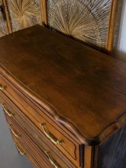 Garance, la commode en bois foncé n°585