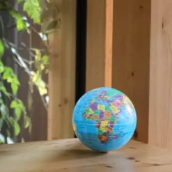 Globe terrestre rotatif lumineux