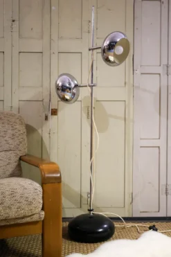 Grand lampadaire en chrome n°257