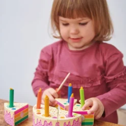 Gâteau d'anniversaire arc-en-ciel à découper