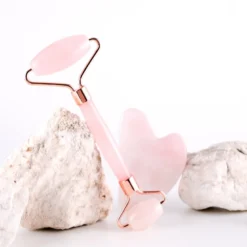 Gua sha et rouleau visage en quartz rose