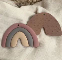 Hochet de dentition arc en ciel mauve